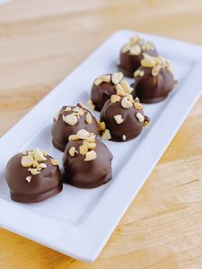 Chewy, Low Carb Vegan Peanut Butter Balls – DessertedPlanet.com